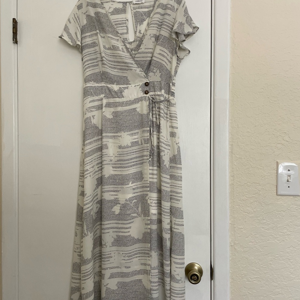 Sienna Sky Cream and Gray Patterned Maxi Dress